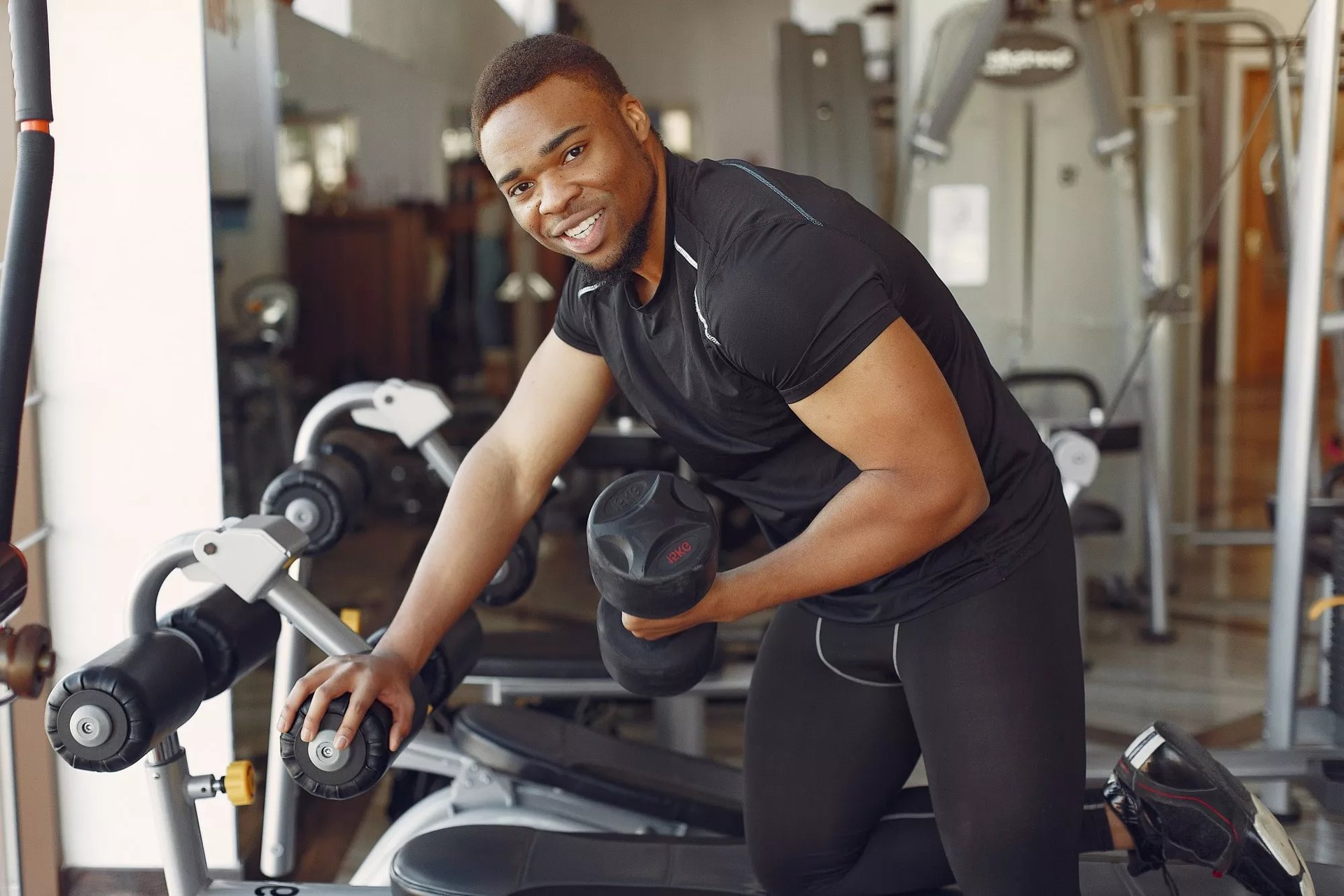 Salle de sport bien équipée